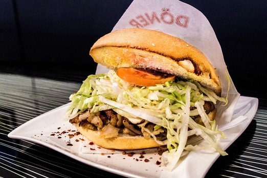 Kebap mit frischem Gemüse und Sauce im Fladenbrot